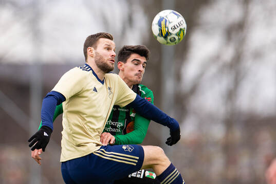 Östers IFs Niklas Söderberg och Varbergs Marc Tokich