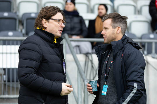 Elfsborgs sportchef Stefan Andreasson och Örgrytes sportchef Pontus Farnerud innan fotbollsmatchen i Svenska Cupen mellan Örgryte och Elfsborg den 24 februari 2024 i Göteborg. 
