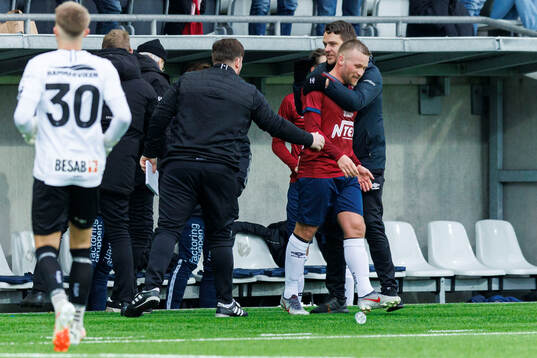 Örgrytes tränare Anders Holmberg och Nicklas Bärkroth jublar efter 3-2