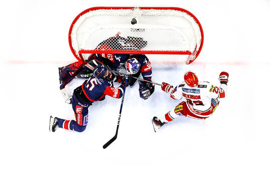 Linköpings Arvid Aronsson och målvakt Marcus Högberg