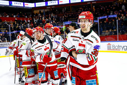 MoDos Johan Södergran jublar