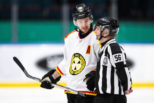 Brynäs Jacob Blomqvist i diskussion med linjedomaren