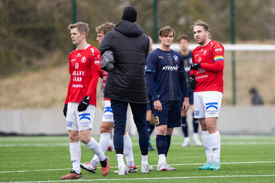 Halmstads Jonathan Svedberg och Trelleborgs Charlie Weberg  fotbollsmatchen i Svenska Cupen mellan Halmstad och Trelleborg den 25 februari 2024 i Halmstad. 