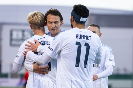 Djurgårdens Lucas Bergvall jublar med Albin Ekdal och Deniz Hummet  efter 4-0 målet