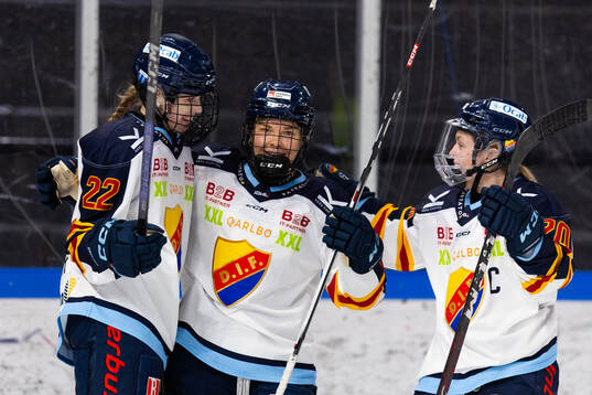 Djurgårdens Tereza Plosova jublar med lagkamrater
