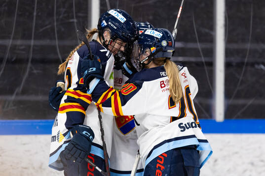 Djurgårdens Tereza Plosova jublar med lagkamrater