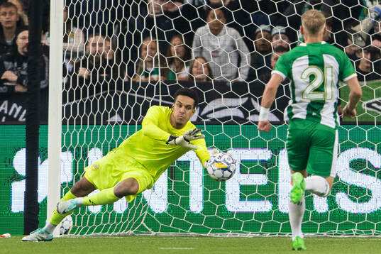 Hammarbys målvakt Oliver Dovin med en räddning