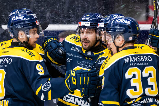 Södertäljes Marcus Eriksson jublar med lagkamrater