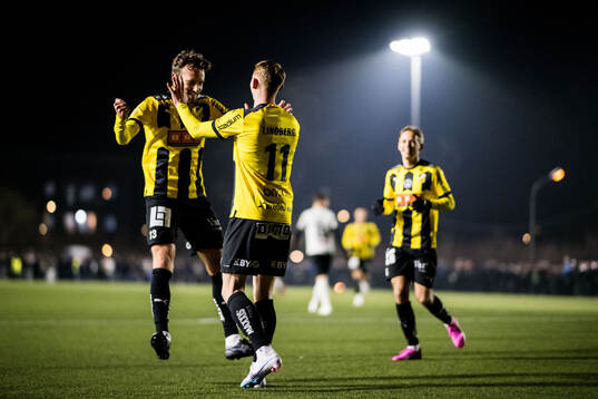 BK Häckens Julius Lindberg och Simon Sandberg jublar