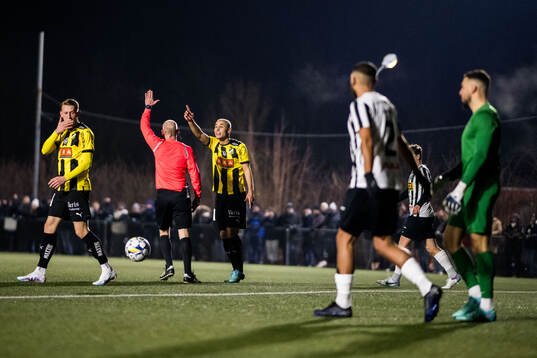 Domare Per Melin och BK Häckens Ali Youssef