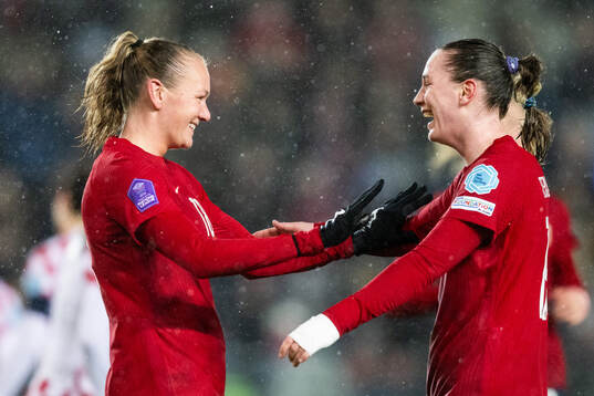 Frida Leonhardsen Maanum of Norway celebrates with