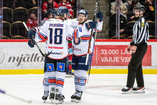 Växjös Marcus Sylvegård jublar med lagkamrater