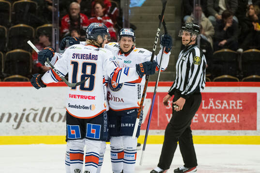 Växjös Marcus Sylvegård jublar med Kalle Kossila