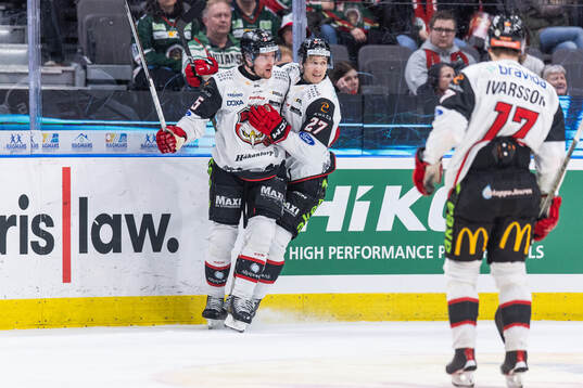 Malmö Redhawks Carl Persson och Robin Alvarez jublar