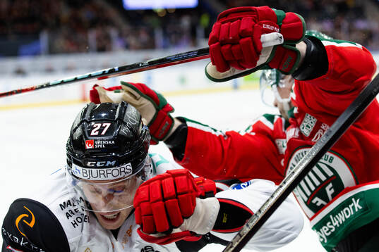 Frölundas Carl Klingberg tacklar Malmö Redhawks Robin