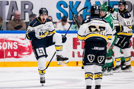 HV71s Fredrik Forsberg jublar
