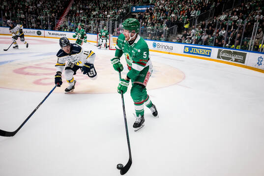 HV71s Simon Önerud och Rögles Ludvig Claesson