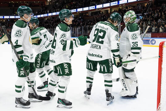Färjestads Liam Öhgren jublar med målvakt Carl Lindbom