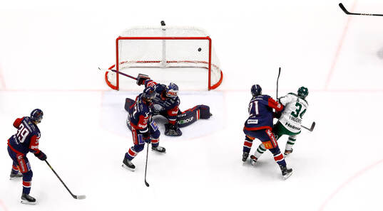 Mål 2-2 av Färjestads Michael Lindqvist förbi