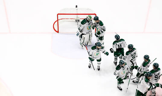 Färjestads spelare tackar målvakt målvakt Carl Lindbom