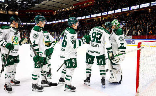 Färjestads spelare tackar målvakt målvakt Carl Lindbom