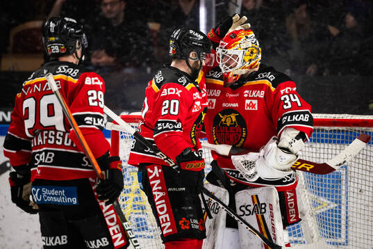 Luleås Jack Connolly och målvakt Joel Lassinantti jublar
