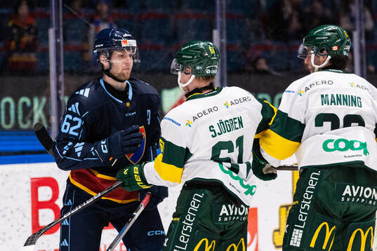 Djurgårdens Wiktor Nilsson motas bort av Björklövens