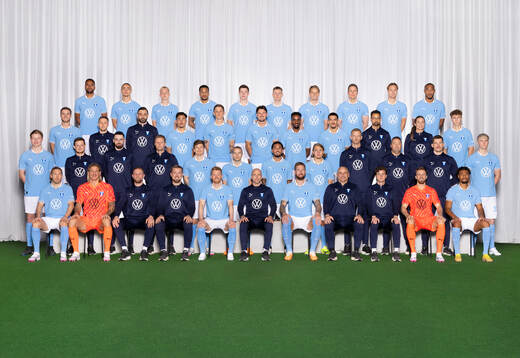  Isaac Kiese Thelin, Elison Makolli, Otto Rosengren; Martin Olsson, Lasse Berg Johnsen, Sebastian Jörgensen, Jens Stryger Larsen, Niklas Moisander, Erik Botheim, Derek Cornelius. 3:e ledet från vänster: Gabreil Busanello, analytiker Paul Mitchell, fysioterapeut Johan Ahlberg, Adrian Skogmar, Sören Rieks, Stefano Vecchia, Taha Ali, Zakaria Loukili, fysioterapeut Roem Muftee, läkare Amanda Lahti, Hugo Bolin. 2:at från vänster: Nils Zätterström, analytiker James Slaughter, fystränare Dairmuid Clancy, fysioterapeut Jesper Robertsson, Oliver Berg, Oscar Lewicki, Sergio Pena, Sebastian Nanasi, fysioterapeut Alexander Nilsson, materialförvaltare Daniel Möller, fystränare James Mackay, Daniel Gudjohnsen. Sittande från vänster: Anton Tinnerholm, Johan Dahlin, fystränare Tom Noon, assisterande tränare Theodor Olsson, Anders Christiansen, chefstränare Henrik Rydström, Pontus Jansson, målvaktstränare Jonnie Fedel, assisterande tränare Martin Falk, Ricardo Friedrich, Joseph Ceesay. Editors note: Bilden är retuscherad, objekt har lagts till i redigeringen och en spelare har redigerats in.
