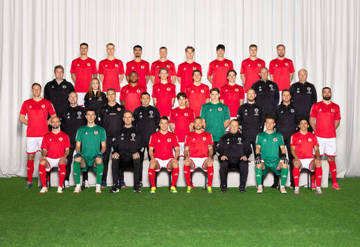  Melker Hallberg, Carl Gustafsson, Arash Jafarpour, Axel Lindahl, Ville Nilsson, Arvin Kia, Rony Jansson, Jonathan Ring. 3:e ledet från vänster: Analytiker Martin Sjöstrand, Fysioterapeut Ida Wiberg, Abdussalam Magashy, Wilmer Andersson, Kevin Jensen, Johan Karlsson, Målvaktstränare Donald Arvidsson, Lagledare Ola Ragnarson. 2:a ledet från vänster: Lars Saetra, Teknisk chef Jens Nilsson, Läkare Anders Linge, Ass.tränare Emin Nouri, Jacob Trenskow, Casper Andersson, Performance coash Ludvig Axelsson,Ledare Johan Steglander, Dino Islamovic. Sittande från vänster: Robert Gojani, Samuel Brolin, Huvudtränare Henrik Jensen, Simon Skrabb, Rasmus Sjöstedt, Ass,tränare Jens Karlsson, Jakob Kindberg, Romario Sipiao. Editors note: Bilden är retuscherad, en spelares tröja är utbytt.