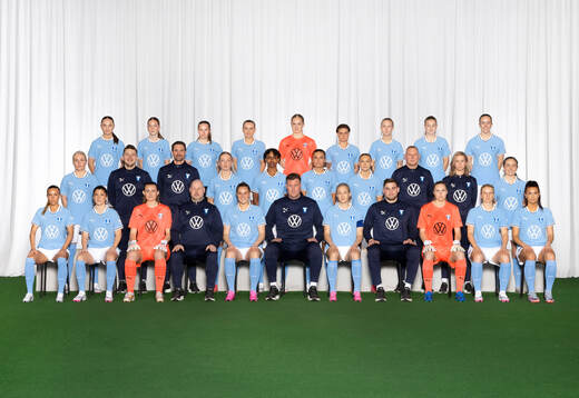  Nova Rolfsson, Tilde Wahlgren, Petronella Winblad, Sofia Wännerdahl, Emelie Borg, Ema Paljevic, Nathalie Hoff Persson, Agnes Mårtensson, Anna Plantin. Mittenledet från vänster: Rebecka Holm, fystränare Jared Wallace, fysioterapeut Magnus Nilsson, Stella Malmros, Hanna Lofthammar, Anna Welin, Beatrice Persson, lagledare Anders Nilsson, fysioterapeut Karin Boman, Matilda Kristell. Sittande från vänster: Elin Björklund, Lovisa Wifvesson, Linnea Hagberg, assisterande tränare Jonas Valfridsson, Linnea Svensson, tränare Kim Björkegren, Sanna Kullberg, målvaktstränare Marcus Norman, Julia Cavander, Amanda Kander, Malin Gunnarsson. Editors note: Bilden är retuscherad, objekt har lagts till och en spelare har klippts in.
