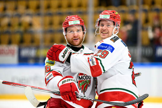 MoDos Sebastian Ohlsson och Mikkel Aagaard jublar