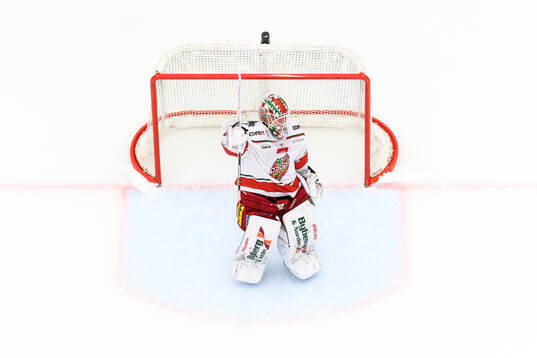 MoDos målvakt Lassi Lehtinen jublar