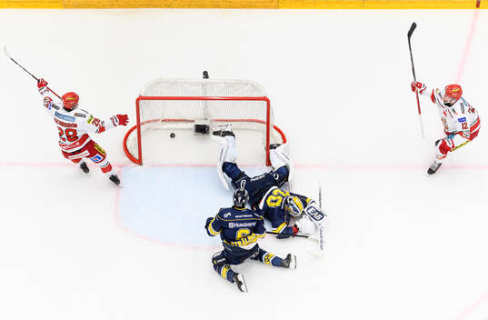 MoDos Theo Jacobsson och Oscar Pettersson jublar