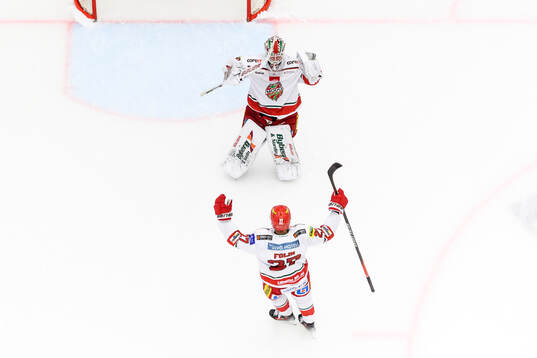 MoDos målvakt Lassi Lehtinen jublar