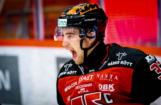 Örebros Glenn Gustafsson jublar vid 1-0