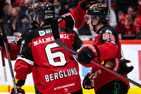 Örebros Jonathan Lekkerimäki jublar med lagkamrater