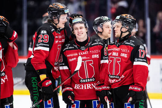 Örebros Jonathan Lekkerimäki jublar med Milton Oscarson