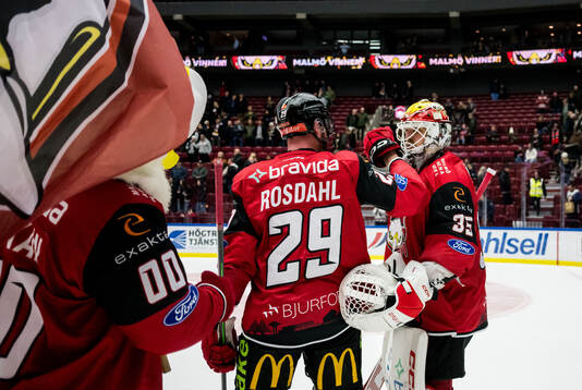 Malmö Redhawks Kim Rosdahl och målvakt Adam Werner jublar