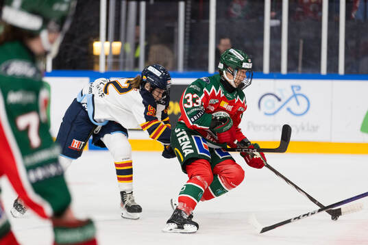 Djurgårdens Ellen Laurence och Frölundas Michelle Karvinen