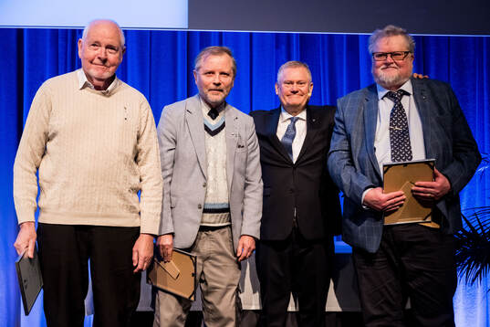 Malmö FFs ordförande Anders Pålsson uppmärksammar medlemmar med 25 och 50 års medlemskap