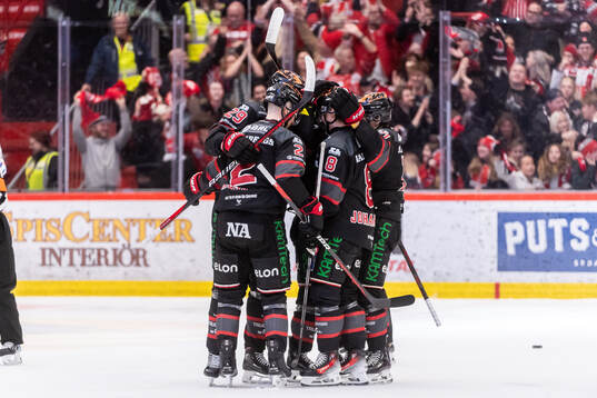 Örebros Samuel Johannesson jublar med lagkamrater