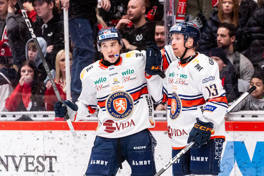 Växjös Noah Östlund och Dylan McLaughlin jublar