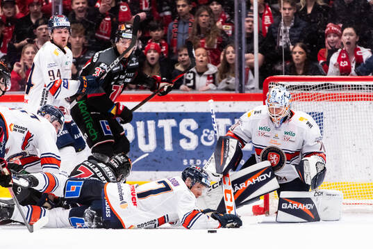 Växjös Gabriel Carlsson och målvakt Adam Åhman