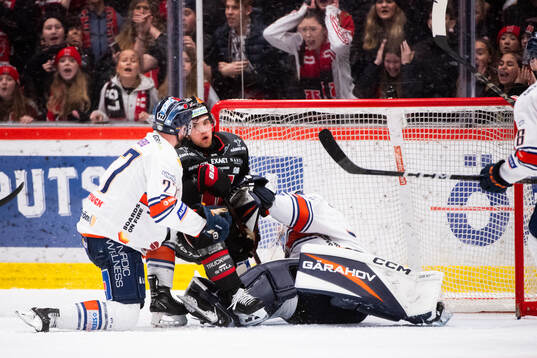 Växjös Martin Lundberg, Växjös målvakt Adam Åhman och