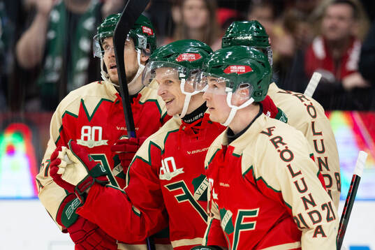 Frölundas Max Friberg jublar med lagkamrater