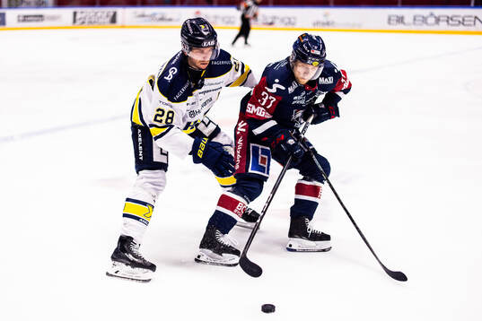 HV71s Joonas Nättinen och Linköpings Jesper Pettersson