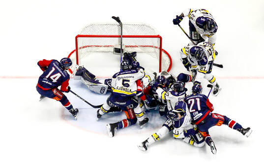 Strax före slagsmål mellan HV71s Victor Sjöholm och