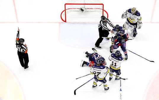 Slagsmål mellan HV71s Victor Sjöholm och Linköpings