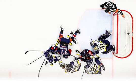 Slagsmål mellan HV71s Victor Sjöholm och Linköpings