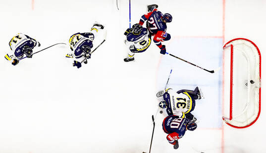 Strax före slagsmål mellan HV71s Victor Sjöholm och